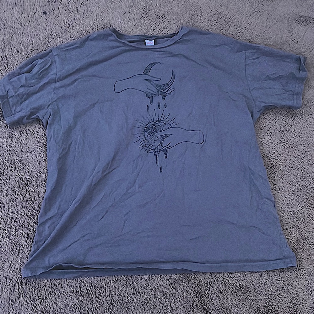 grey and black t-shirt